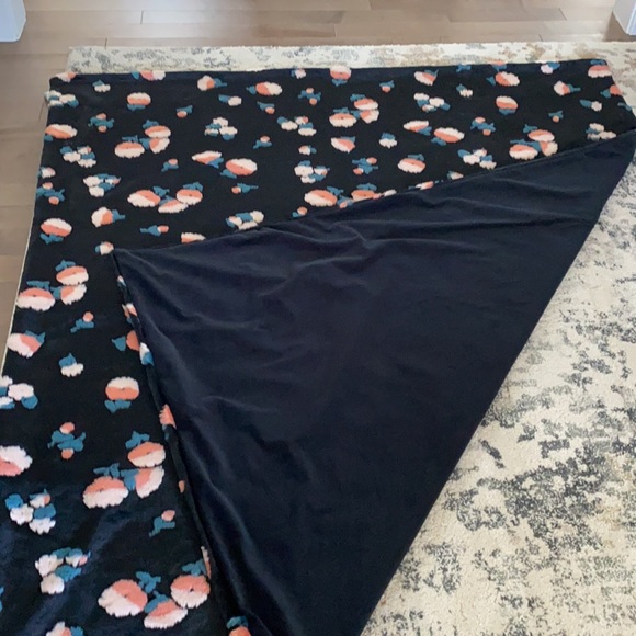 Anthropologie Flora Faux Fur Throw Blanket - Picture 11 of 11